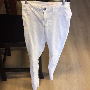 White skinny jeans.